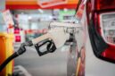 Petugas melayani pengisian BBM di salah satu SPBU Pertamina. PT Pertamina Patra Niaga menegaskan bahwa operasional distribusi dan penyaluran Pertalite saat ini tetap berjalan normal, sekaligus membantah isu viral mengenai larangan pembelian Pertalite bagi merek kendaraan tertentu per 1 Juni 2026. (Foto: Dok. Pertamina)