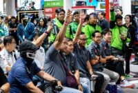 Antusiasme pengunjung dan anggota komunitas otomotif saat mengikuti sesi tanya jawab interaktif dalam acara "Ngebooth" bersama pembalap nasional Sean Gelael di booth MyPertamina gelaran GIIAS 2026, ICE BSD City, Tangerang. (FOTO : Dok. Perrtamina)