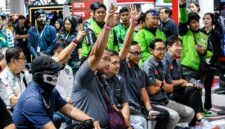 Antusiasme pengunjung dan anggota komunitas otomotif saat mengikuti sesi tanya jawab interaktif dalam acara "Ngebooth" bersama pembalap nasional Sean Gelael di booth MyPertamina gelaran GIIAS 2026, ICE BSD City, Tangerang. (FOTO : Dok. Perrtamina)
