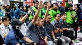 Antusiasme pengunjung dan anggota komunitas otomotif saat mengikuti sesi tanya jawab interaktif dalam acara "Ngebooth" bersama pembalap nasional Sean Gelael di booth MyPertamina gelaran GIIAS 2026, ICE BSD City, Tangerang. (FOTO : Dok. Perrtamina)