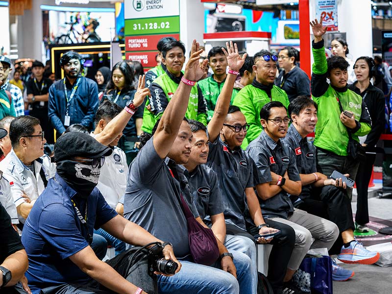 Antusiasme pengunjung dan anggota komunitas otomotif saat mengikuti sesi tanya jawab interaktif dalam acara "Ngebooth" bersama pembalap nasional Sean Gelael di booth MyPertamina gelaran GIIAS 2026, ICE BSD City, Tangerang. (FOTO : Dok. Perrtamina)