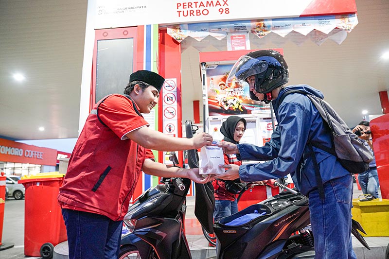 Berbagi Berkah di Jalan: Petugas SPBU Pertamina saat membagikan takjil gratis kepada pengendara motor di Jakarta, Selasa (24/2/2026). Aksi ini merupakan bagian dari program Ramadan Pertamina Patra Niaga untuk menghadirkan nuansa religi dan memberikan kenyamanan bagi pelanggan yang masih dalam perjalanan saat waktu berbuka tiba. FOTO : WKI/LT
