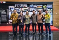 Direktur Utama PT Pertamina Patra Niaga, Mars Ega Legowo Putra (ketiga dari kanan), bersama Deputi Bidang Pencegahan dan Monitoring Komisi Pemberantasan Korupsi (KPK), Aminudin (ketiga dari kiri), setelah melakukan diskusi konsultasi strategis di Gedung Merah Putih KPK, Jakarta. (FOTO : Dok. Pertamina)