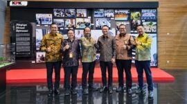 Direktur Utama PT Pertamina Patra Niaga, Mars Ega Legowo Putra (ketiga dari kanan), bersama Deputi Bidang Pencegahan dan Monitoring Komisi Pemberantasan Korupsi (KPK), Aminudin (ketiga dari kiri), setelah melakukan diskusi konsultasi strategis di Gedung Merah Putih KPK, Jakarta. (FOTO : Dok. Pertamina)