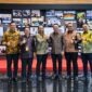 Direktur Utama PT Pertamina Patra Niaga, Mars Ega Legowo Putra (ketiga dari kanan), bersama Deputi Bidang Pencegahan dan Monitoring Komisi Pemberantasan Korupsi (KPK), Aminudin (ketiga dari kiri), setelah melakukan diskusi konsultasi strategis di Gedung Merah Putih KPK, Jakarta. (FOTO : Dok. Pertamina)