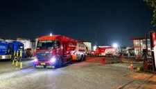 Menjaga kelancaran pasokan! Aktivitas pengisian armada mobil tangki di Integrated Terminal Pontianak yang digenjot sejak dini hari. Langkah build up stock secara proaktif ini dilakukan Pertamina Patra Niaga untuk mempercepat normalisasi distribusi BBM di wilayah Kalimantan Barat. (FOTO : Dok. Pertamina)