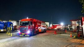 Menjaga kelancaran pasokan! Aktivitas pengisian armada mobil tangki di Integrated Terminal Pontianak yang digenjot sejak dini hari. Langkah build up stock secara proaktif ini dilakukan Pertamina Patra Niaga untuk mempercepat normalisasi distribusi BBM di wilayah Kalimantan Barat. (FOTO : Dok. Pertamina)