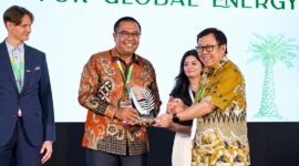 Direktur Pemasaran PT Pertamina Trans Kontinental (PTK) Albertus Anto Budi Santosa (kedua kiri) bersama para pemangku kepentingan industri biodiesel dalam forum 6th Palm Biodiesel Conference 2026 bertajuk "The Role of Palm for Global Energy" di Nusa Dua, Bali. (FOTO : Dok. PERTAMINA)