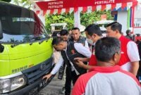  Tim gabungan dari PT Pertamina Patra Niaga, Polda Sumbar, dan Pemprov Sumbar melakukan pemeriksaan langsung terhadap nomor polisi sebuah truk saat inspeksi mendadak (sidak) penyaluran BBM bersubsidi di salah satu SPBU di Kota Padang, Senin (7/9/2026). (Foto: Dok. Pertamina)
