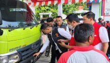  Tim gabungan dari PT Pertamina Patra Niaga, Polda Sumbar, dan Pemprov Sumbar melakukan pemeriksaan langsung terhadap nomor polisi sebuah truk saat inspeksi mendadak (sidak) penyaluran BBM bersubsidi di salah satu SPBU di Kota Padang, Senin (7/9/2026). (Foto: Dok. Pertamina)