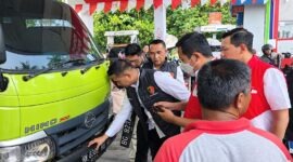  Tim gabungan dari PT Pertamina Patra Niaga, Polda Sumbar, dan Pemprov Sumbar melakukan pemeriksaan langsung terhadap nomor polisi sebuah truk saat inspeksi mendadak (sidak) penyaluran BBM bersubsidi di salah satu SPBU di Kota Padang, Senin (7/9/2026). (Foto: Dok. Pertamina)