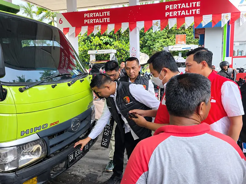  Tim gabungan dari PT Pertamina Patra Niaga, Polda Sumbar, dan Pemprov Sumbar melakukan pemeriksaan langsung terhadap nomor polisi sebuah truk saat inspeksi mendadak (sidak) penyaluran BBM bersubsidi di salah satu SPBU di Kota Padang, Senin (7/9/2026). (Foto: Dok. Pertamina)