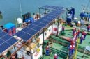 Manajemen PT Pertamina Trans Kontinental (PTK) meninjau instalasi Pembangkit Listrik Tenaga Surya (PLTS) di Kapal Oil Barge (OB) Patra 2303. Pemasangan panel surya ini menandai transisi energi armada logistik yang diproyeksikan memangkas emisi karbon hingga 79,2 ton CO₂ per tahun. (FOTO : Dok. Pertamina)