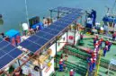 Manajemen PT Pertamina Trans Kontinental (PTK) meninjau instalasi Pembangkit Listrik Tenaga Surya (PLTS) di Kapal Oil Barge (OB) Patra 2303. Pemasangan panel surya ini menandai transisi energi armada logistik yang diproyeksikan memangkas emisi karbon hingga 79,2 ton CO₂ per tahun. (FOTO : Dok. Pertamina)