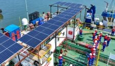 Manajemen PT Pertamina Trans Kontinental (PTK) meninjau instalasi Pembangkit Listrik Tenaga Surya (PLTS) di Kapal Oil Barge (OB) Patra 2303. Pemasangan panel surya ini menandai transisi energi armada logistik yang diproyeksikan memangkas emisi karbon hingga 79,2 ton CO₂ per tahun. (FOTO : Dok. Pertamina)