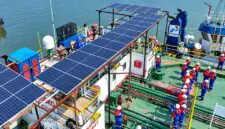 Manajemen PT Pertamina Trans Kontinental (PTK) meninjau instalasi Pembangkit Listrik Tenaga Surya (PLTS) di Kapal Oil Barge (OB) Patra 2303. Pemasangan panel surya ini menandai transisi energi armada logistik yang diproyeksikan memangkas emisi karbon hingga 79,2 ton CO₂ per tahun. (FOTO : Dok. Pertamina)