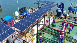 Manajemen PT Pertamina Trans Kontinental (PTK) meninjau instalasi Pembangkit Listrik Tenaga Surya (PLTS) di Kapal Oil Barge (OB) Patra 2303. Pemasangan panel surya ini menandai transisi energi armada logistik yang diproyeksikan memangkas emisi karbon hingga 79,2 ton CO₂ per tahun. (FOTO : Dok. Pertamina)