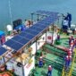 Manajemen PT Pertamina Trans Kontinental (PTK) meninjau instalasi Pembangkit Listrik Tenaga Surya (PLTS) di Kapal Oil Barge (OB) Patra 2303. Pemasangan panel surya ini menandai transisi energi armada logistik yang diproyeksikan memangkas emisi karbon hingga 79,2 ton CO₂ per tahun. (FOTO : Dok. Pertamina)