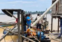 Aparat kepolisian memeriksa mesin sedot dan instalasi pipa pada rakit tambang emas ilegal yang ditinggal kabur pelakunya di kawasan DAS Batanghari, Muaro Jambi, Kamis (10/9/2026). Polisi menyita 10 rakit modifikasi sebagai barang bukti kejahatan lingkungan. (Foto: Humas Polres Jambi)