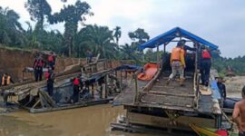 Personel Polsek Pamenang bersama tim gabungan Batalyon B Pelopor Sat Brimob Polda Jambi Razia PETI di Desa Muara Belengo sampai Desa Limbur, Minggu (24/9/23). FOTO : HMS