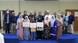 Pemberian Beasiswa Pendidikan Untuk Keluarga Korban Kecelakaan Kerja oleh PetroChina Jabung. FOTO : Hms