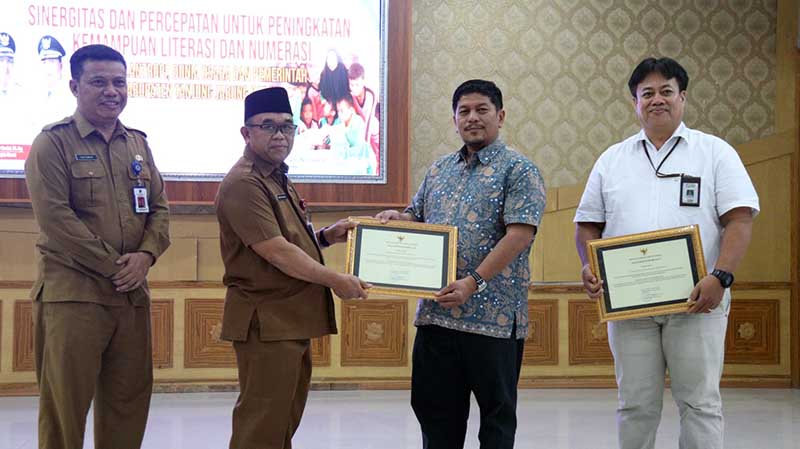 PetroChina Peroleh Penghargaan dari PEMKAB Tanjung Jabung Barat Atas Kontribusi Peningkatan Literasi. FOTO : Istimewa