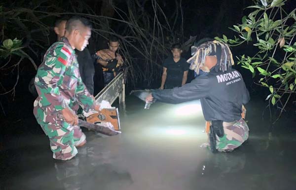 Anggota Satgas Pamtas RI-RDTL Yonif 742/ SWY Saat Mengamankan Barang Bukti Berserakan di Muara Sungai Pasca Pengagalan Dugaan Penyelundupan di Wilayah Perbatan RI-Timor Leste. FOTO : KHUSUS