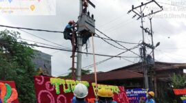 Petugas PLN ULP Rayon Kuala Tungkal saat melakukan perbaikan Jaringan. FOTO : DOK PLN