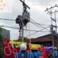 Petugas PLN ULP Rayon Kuala Tungkal saat melakukan perbaikan Jaringan. FOTO : DOK PLN