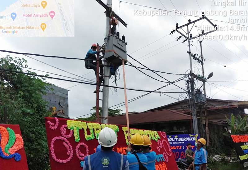 Petugas PLN ULP Rayon Kuala Tungkal saat melakukan perbaikan Jaringan. FOTO : DOK PLN