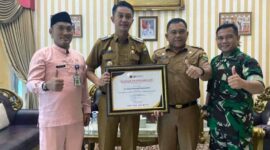 Pj Bupati Muaro Jambi Bachyuni Deliansyah, SH, MH Mennjukan Penghargaan Penghargaan Peduli Kekayaan Intelektual dari Kementrian Hukum dan HAM RI untuk Pemkab Muaro Jambi. FOTO : Noval