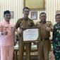 Pj Bupati Muaro Jambi Bachyuni Deliansyah, SH, MH Mennjukan Penghargaan Penghargaan Peduli Kekayaan Intelektual dari Kementrian Hukum dan HAM RI untuk Pemkab Muaro Jambi. FOTO : Noval