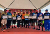 Polres Tanjabbar AKBP Muharman Arta, SIK Berikan Piagam Penghargaan Kepada Komunitas Sepeda di Tanjab Barat, Minggu (19/6/22). FOTO : Endy/LT