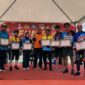 Polres Tanjabbar AKBP Muharman Arta, SIK Berikan Piagam Penghargaan Kepada Komunitas Sepeda di Tanjab Barat, Minggu (19/6/22). FOTO : Endy/LT