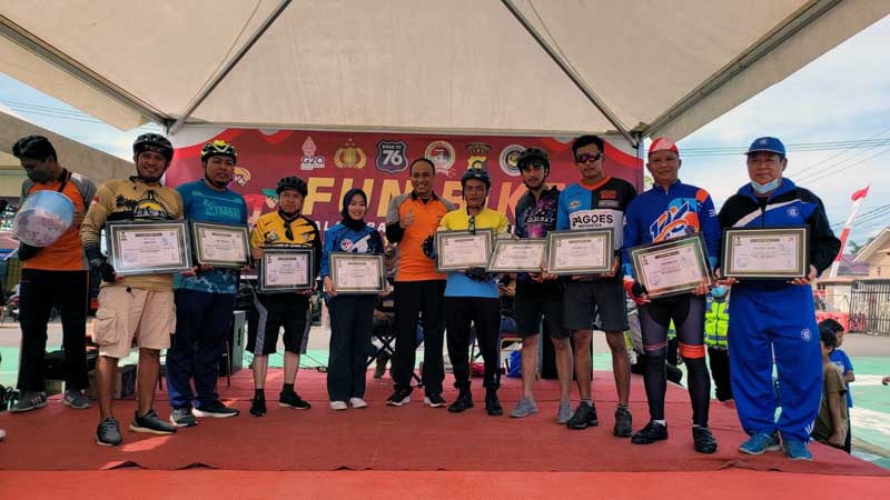 Polres Tanjabbar AKBP Muharman Arta, SIK Berikan Piagam Penghargaan Kepada Komunitas Sepeda di Tanjab Barat, Minggu (19/6/22). FOTO : Endy/LT