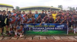Sekda H Agus Sanusi, Kadisparpora, Ketua Koni, Ketua Askab PSSI Tanjab Barat foto bersama beberapa klub yang mengikuti Pertandingan Piala Asprov PSSI Jambi Putaran Tanjung Jabung Barat. FOTO : lintastungkal