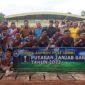 Sekda H Agus Sanusi, Kadisparpora, Ketua Koni, Ketua Askab PSSI Tanjab Barat foto bersama beberapa klub yang mengikuti Pertandingan Piala Asprov PSSI Jambi Putaran Tanjung Jabung Barat. FOTO : lintastungkal