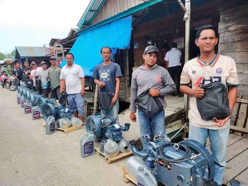 Para Nelayan perwakilan dari Kelompok yang menerima bantuan Mesin Pompong. FOTO : Ist
