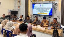 Suasana jalannya Musyawarah Desa Pemilihan Kepala Desa Pengganti Antar Waktu (PAW) Desa Teluk Sialang yang dihadiri oleh jajaran Forkopimcam Tingkiran Hilir, panitia, dan perwakilan masyarakat, Kamis (4/6/2026). (Foto: Istimewa)