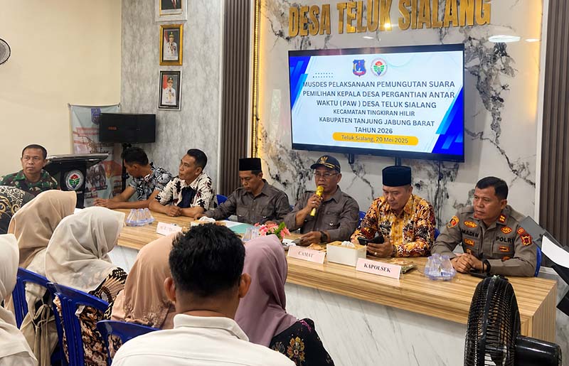 Suasana jalannya Musyawarah Desa Pemilihan Kepala Desa Pengganti Antar Waktu (PAW) Desa Teluk Sialang yang dihadiri oleh jajaran Forkopimcam Tingkiran Hilir, panitia, dan perwakilan masyarakat, Kamis (4/6/2026). (Foto: Istimewa)