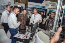 Direktur Utama PT Pertamina Patra Niaga, Mars Ega Legowo Putra (tengah), didampingi jajaran manajemen saat meninjau salah satu stan pameran teknologi digital operasional pada gelaran perdana Pertamina Patra Niaga Infrastructure Downstream Experience (PINDEX) 2026 di ICE BSD City, Tangerang. Ajang ini melibatkan 73 mitra industri untuk memperkuat digitalisasi dan ketahanan energi nasional. (FOTO : Dok. Istimewa WKI)

