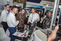 Direktur Utama PT Pertamina Patra Niaga, Mars Ega Legowo Putra (tengah), didampingi jajaran manajemen saat meninjau salah satu stan pameran teknologi digital operasional pada gelaran perdana Pertamina Patra Niaga Infrastructure Downstream Experience (PINDEX) 2026 di ICE BSD City, Tangerang. Ajang ini melibatkan 73 mitra industri untuk memperkuat digitalisasi dan ketahanan energi nasional. (FOTO : Dok. Istimewa WKI)
