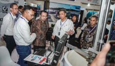 Direktur Utama PT Pertamina Patra Niaga, Mars Ega Legowo Putra (tengah), didampingi jajaran manajemen saat meninjau salah satu stan pameran teknologi digital operasional pada gelaran perdana Pertamina Patra Niaga Infrastructure Downstream Experience (PINDEX) 2026 di ICE BSD City, Tangerang. Ajang ini melibatkan 73 mitra industri untuk memperkuat digitalisasi dan ketahanan energi nasional. (FOTO : Dok. Istimewa WKI)
