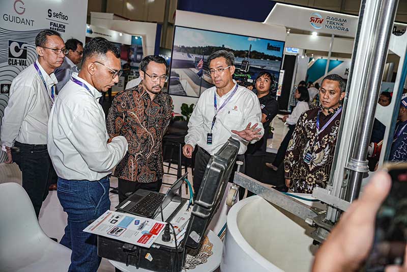 Direktur Utama PT Pertamina Patra Niaga, Mars Ega Legowo Putra (tengah), didampingi jajaran manajemen saat meninjau salah satu stan pameran teknologi digital operasional pada gelaran perdana Pertamina Patra Niaga Infrastructure Downstream Experience (PINDEX) 2026 di ICE BSD City, Tangerang. Ajang ini melibatkan 73 mitra industri untuk memperkuat digitalisasi dan ketahanan energi nasional. (FOTO : Dok. Istimewa WKI)
