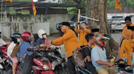 Ketua MKGR Provinsi Jambi Pinto Jayanegara bersama anggota saat Menyapa Pemgguna Jalan dengan Takjil Berbuka di jalan Singadekane, Telanaipura, Minggu (24/4/22). FOTO: Ist.
