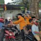 Ketua MKGR Provinsi Jambi Pinto Jayanegara bersama anggota saat Menyapa Pemgguna Jalan dengan Takjil Berbuka di jalan Singadekane, Telanaipura, Minggu (24/4/22). FOTO: Ist.

