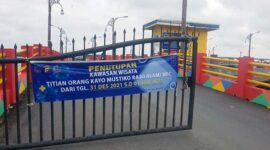 Spanduk Pemberitahuan Peutupan WFC Terpampang di Pager Depan into Masuk. Jumat (31/12/21). FOTO : Bas