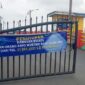 Spanduk Pemberitahuan Peutupan WFC Terpampang di Pager Depan into Masuk. Jumat (31/12/21). FOTO : Bas