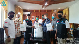 FOTO : Ketau PIS Zakaria Ansori, S.HI, MH Menyerahkan Sumbangan ADP dan Masker kepada Sekda Tanjab Barat selaku Ketau Gugu Tugas Penanganan Covid-19 Ir. H. Agus Sanusi, M.Si di ruang kerja Sekda, Kamis (09/04/20)/Dok. PIS