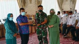 Bupati Tanjab Timur Romi Haryanto memberikan cinderamata kepada Letkol Inf Erwan Susanto, Rabu (30/3/22). FOTO : PENDIMTJB